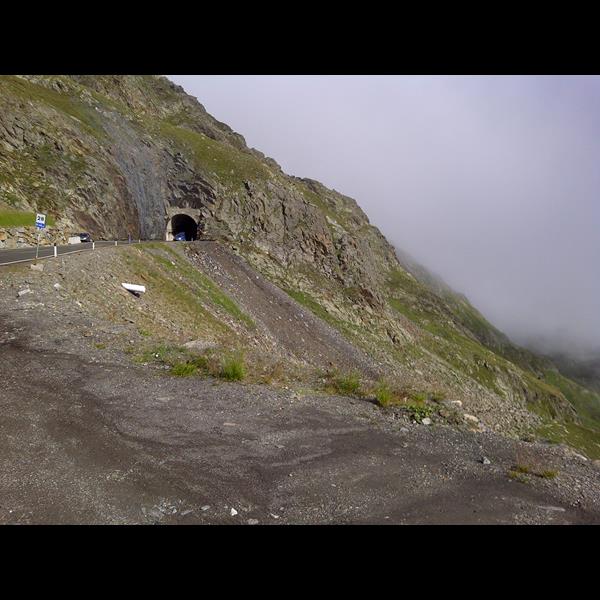 Nach dem Tunnel beginnt die Abfahrt, dahinter sieht man die Wolken. Ab hier war das Wetter schn (wenn auch kalt)