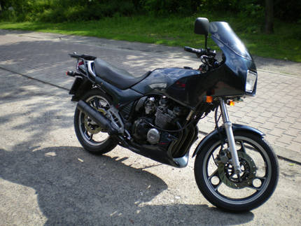 motorrad vorm kauf ^^
hab den gepäcktrager schon abmontiert und im müll geschmissen^^
spiegel sind auch nicht mehr am lenkrad sondern jetzt an der verkleidung^^ mache die tage bei schönen wetter noch mal neue fotos^^