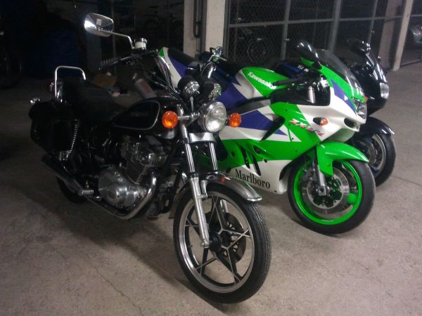 Meine Bikes in der Garage. Links nach rechts: Suzuki GS 400 L, Kawasaki ZX-9R, Kawasaki ZZR 600