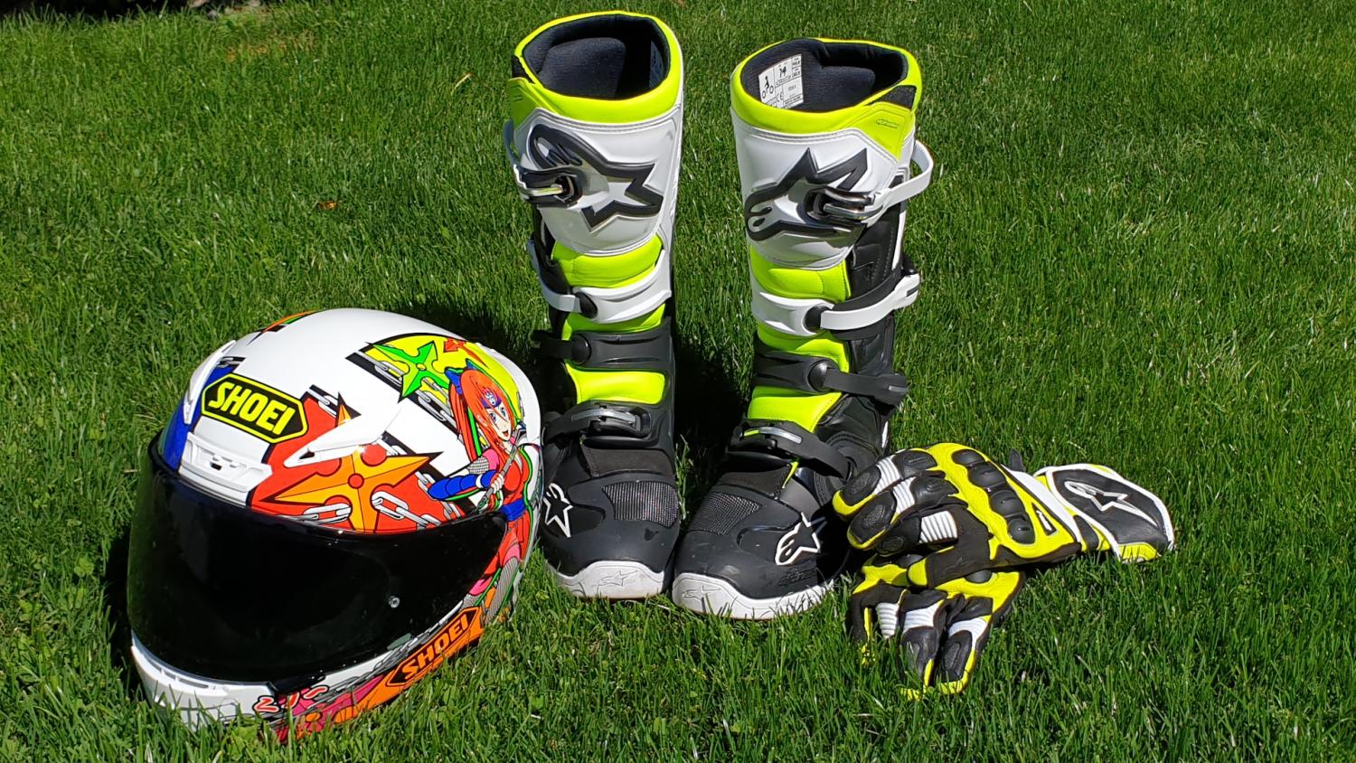 Aktuelle Ausrstung 
Helm:vShoei NXR STIMULI TC-10 (Wei & viel Bunt)
Handschuhe: Alpinestars SP-1 V2 (Schwarz/Wei/Neon-Gelb)
Stiefel: Alpinestars Tech 5 (Schwarz/Wei/Neon-Gelb)